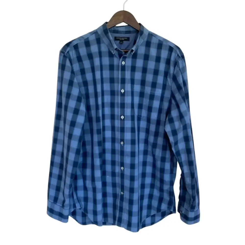Banana Republic Navy and Blue Plaid Soft Wash Button Down - Large